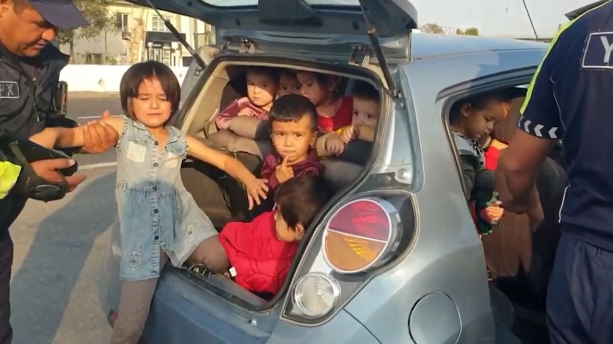 Učitelka z Uzbekistánu vezla v malém autě 25 dětí ze školky domů